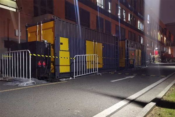 东山柴油发电机组的输出电压是如何调节的？