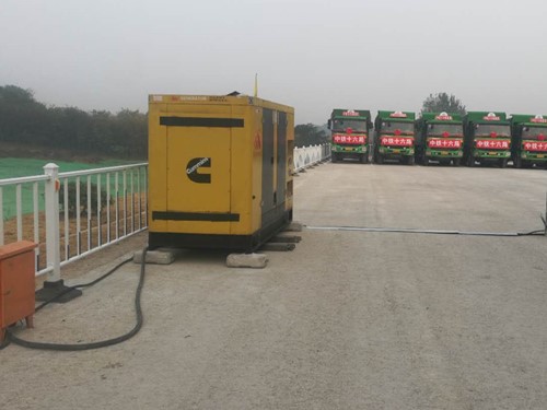 东山电力系统的稳定性和设备兼容性如何影响发电机组的频率规格？